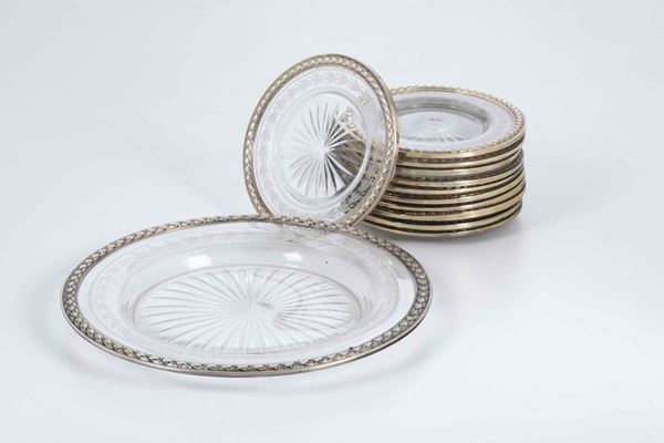 Un piatto e undici piattini in vetro molato con bordo in argento primo titolo. Francia XX secolo
