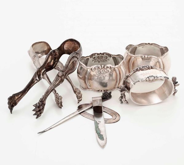 Insieme di portatovaglioli, pinze e oggetti da scrivania in argento. Varie manifatture del XX secolo