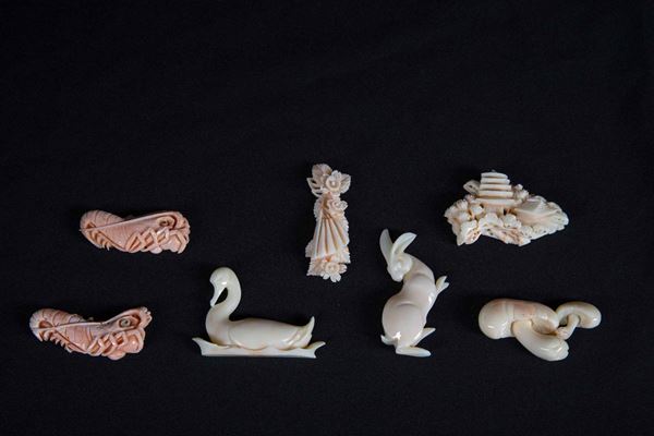 Lotto composto da sette piccoli gruppi scolpiti in corallo raffiguranti animali, Cina, inizi XX secolo