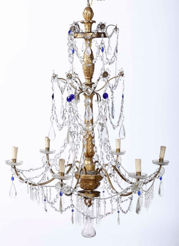 Lampadario a sei bracci in legno intagliato e dorato e gocce in cristallo. XVIII-XIX secolo