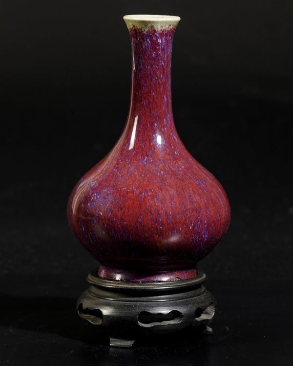 Vaso a bottiglia in porcellana flambè sui toni del sangue di bue e del viola, Cina, Dinastia Qing, XIX  [..]