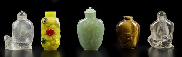 Lotto composto da cinque snuff bottles in materiali diversi, Cina, Dinastia Qing, XIX secolo