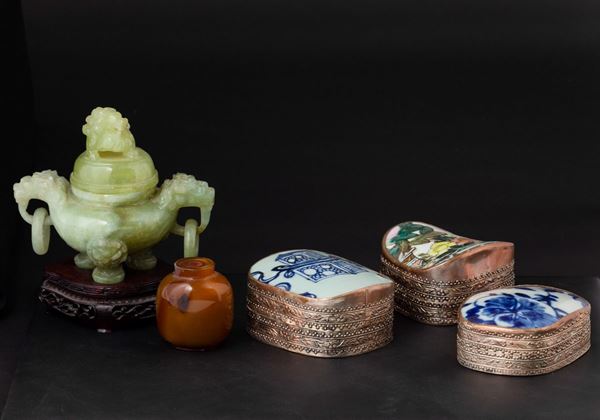 Lotto composto da incensiere scolpito in giada, tre cuscini in metallo e e porcellana e una snuff bottle in agata, Cina, Dinastia Qing, XIX-XX secolo