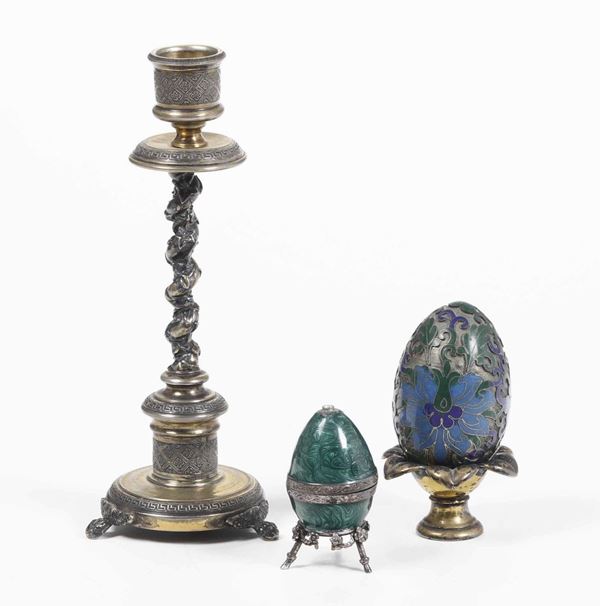 Lotto di candeliere in argento e due uova in smalti policromi. Argenteria italiana del XX secolo