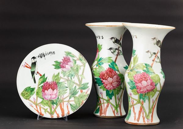 Lotto composto da due vasi a tromba in porcellana e un piatto a decoro floreale con iscrizione, Cina, Dinastia Qing, fine XIX secolo