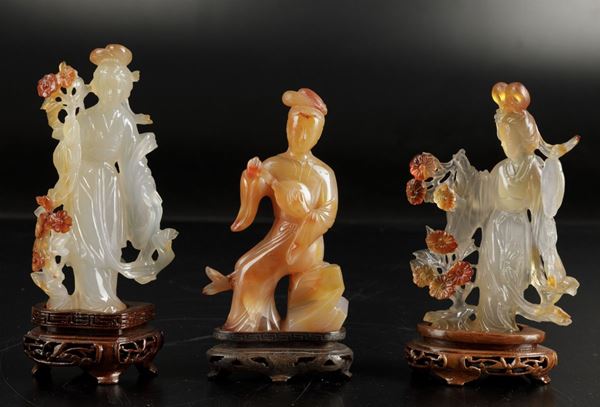 Lotto composto da tre figure di cortigiane scolpite in agata, Cina, XX secolo