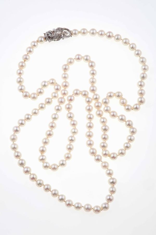 Lunga collana di perle coltivate