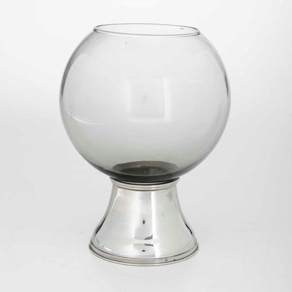 Vaso in vetro poggiante su base in argento, Italia XX secolo