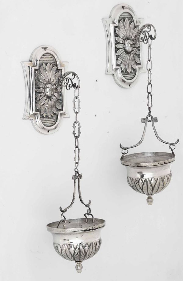 Coppia di acquasantiere in argento con motivi floreali di gusto neoclassico.  Manifattura italiana, ultimo quarto del XIX secolo.