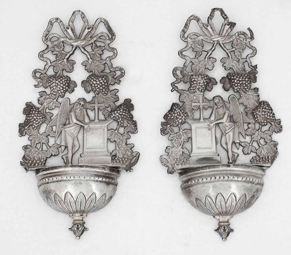 Coppia di acquasantiere in argento con angeli e tralci di vite.  Manifattura lombardo-veneta del XIX secolo.