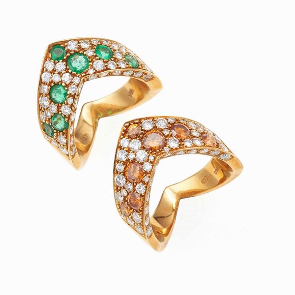 Due anelli con diamanti, smeraldi e diamanti gialli