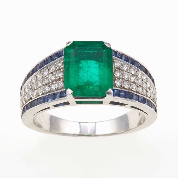 Anello con smeraldo Colombia di ct 2.70 circa, diamanti e zaffiri
