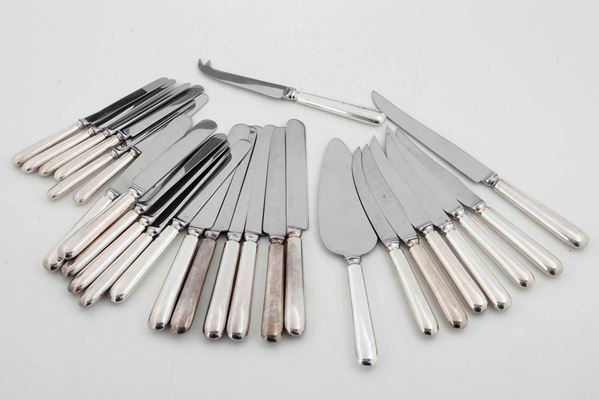 Gruppo misto di coltelli in metallo argentato