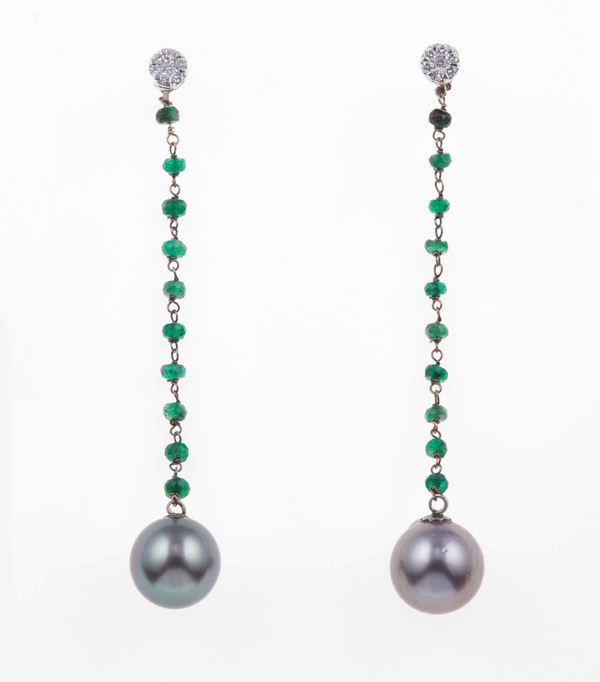 Orecchini pendenti con perle Tahiti, piccoli smeraldi e diamanti
