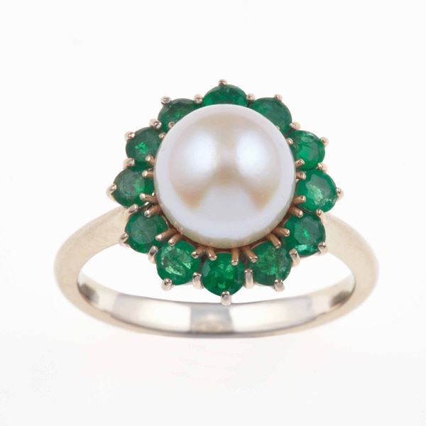 Anello con perla Akoya e piccoli smeraldi a contorno