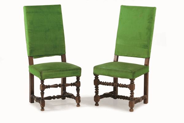 Coppia di sedie a rocchetto in noce, XVIII-XIX secolo