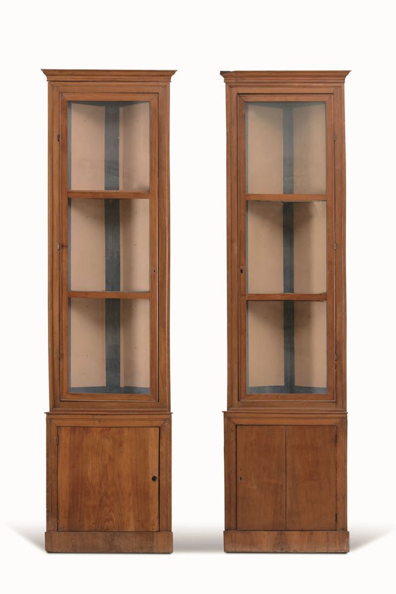 Coppia di angolari in legno ad un'anta, XVIII-XIX secolo  - Auction Furnishings from Italian Villas | Cambi Time - Cambi Casa d'Aste
