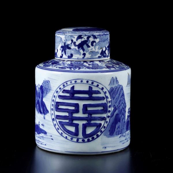 Vaso con coperchio in porcellana bianca e blu con paesaggio, decori floreali e simboli taoisti, Cina, XX secolo