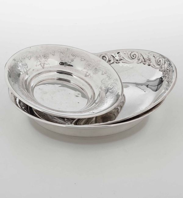 Tre piatti in argento. Differenti manifatture italiane del XX secolo