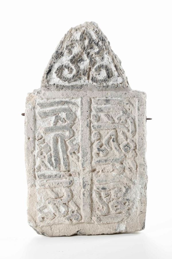 Pietra scolpita a basso rilievo con caratteri arcaici