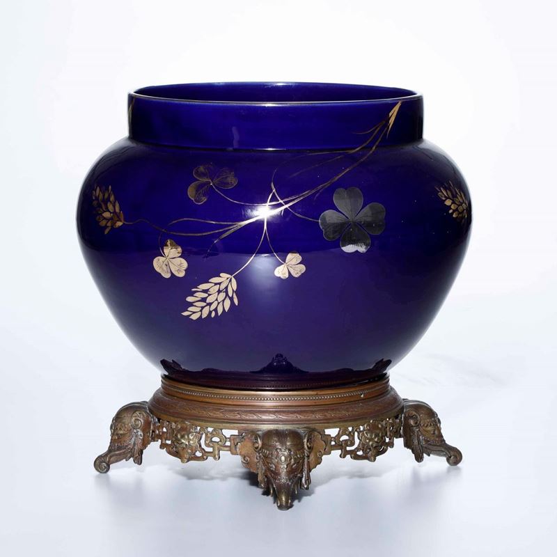 Cachepot su base in bronzo, XX secolo  - Auction Majolica, Porcelain and Glass | Cambi Time - Cambi Casa d'Aste