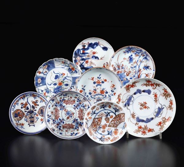 Otto piattini in porcellana Imari diversi. Cina e Giapppone, XVIII-XIX secolo