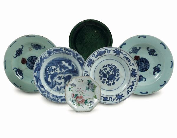 Quattro piatti diversi in porcellana. Cine e manifattura medio Orientale Turca o Iraniana, XIX secolo