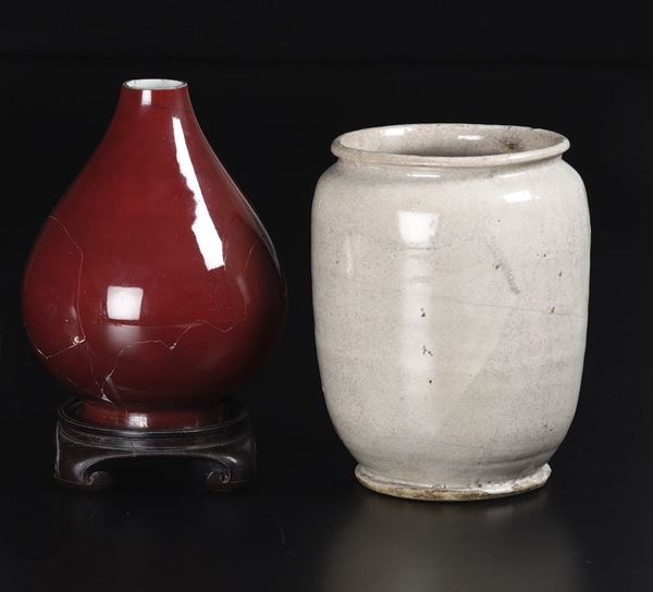 Vaso a forma di pera, Cina,dinastia Qing, marca ed era Daoguang (1821-1850) e Vaso ovoidale Cina, dinastia Qing, era Qianlong (1735-1796)
