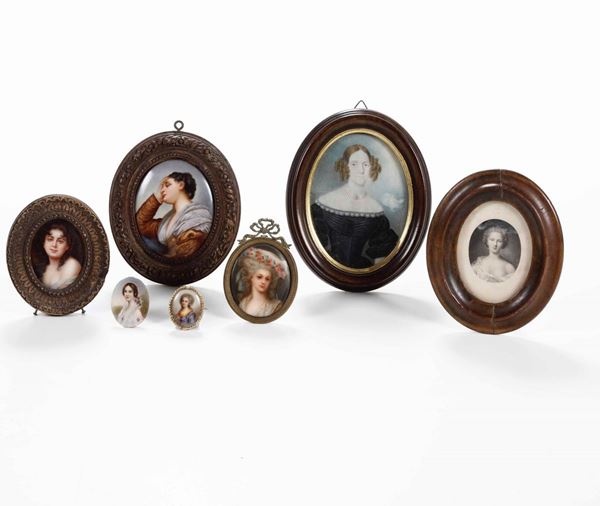 Ritratti femminili 7 miniature ovali in cornice Varie epoche, materiali e manifatture dal XIX al XX secolo