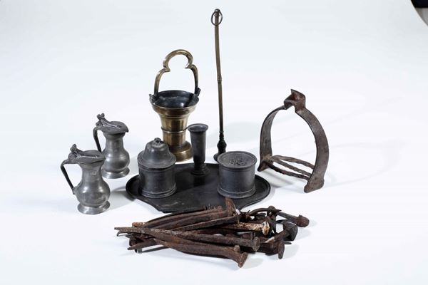 Lotto di oggetti in ferro battuto ottone e peltro. Varie epoche e manifatture