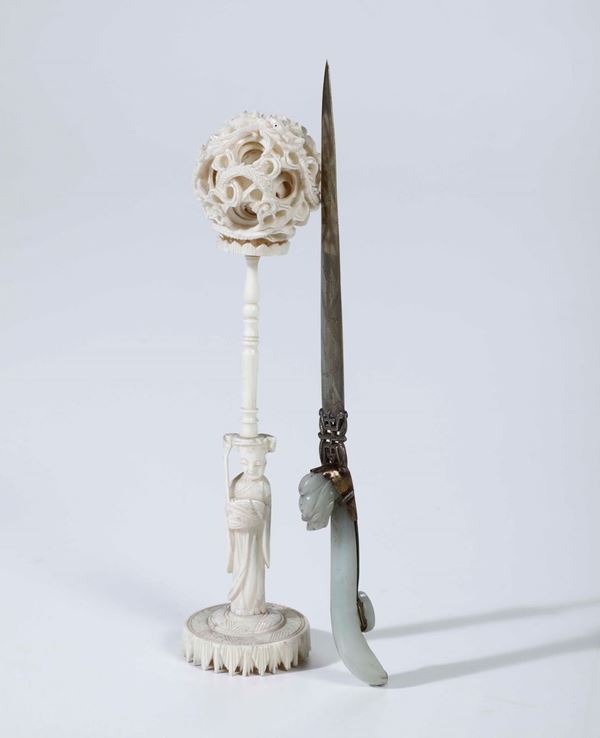 Due oggetti cinesi di cui una scultura in avorio traforato ed un tagliacarte con manico in giada