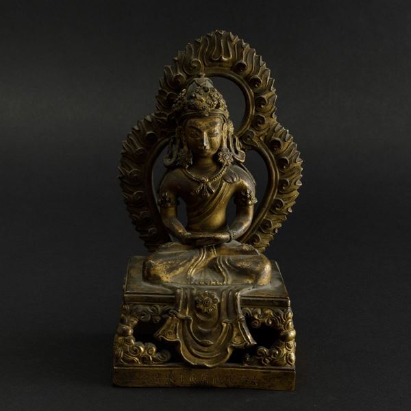 Figura di Buddha Amitayus seduto entro aura in bronzo con tracce di doratura e policromia, Cina, Dinastia  [..]