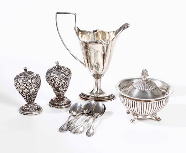 Caraffa, piccola zuccheriera, saliera e pepiera e sei cucchiaini da caffè in argento. Argenteria artistica del XX secolo