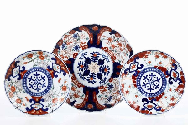 Tre piatti in porcellana Imari con decori floreali entro riserve, Giappone, XIX secolo