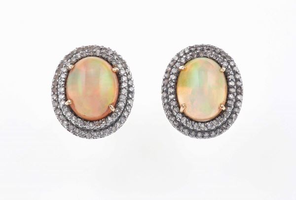 Orecchini con opali e piccoli diamanti a contorno