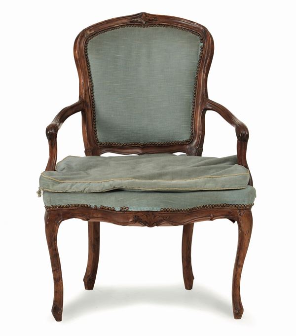 Poltrona in noce, sedile e schienale con rivestimento in velluto azzurro, XVIII secolo