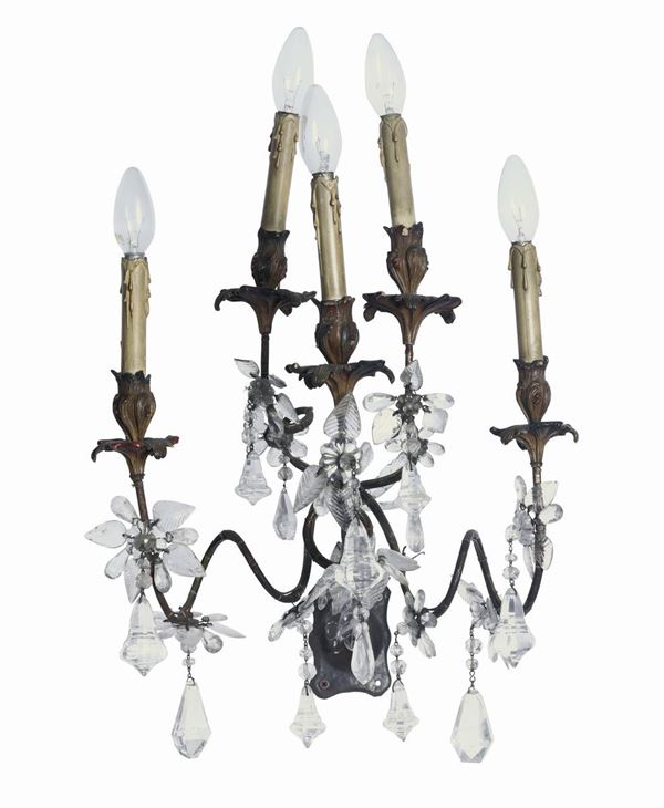 Applique Luigi XV a cinque luci in ferro e legno intagliato, pendenti in cristallo, Genova XVIII secolo