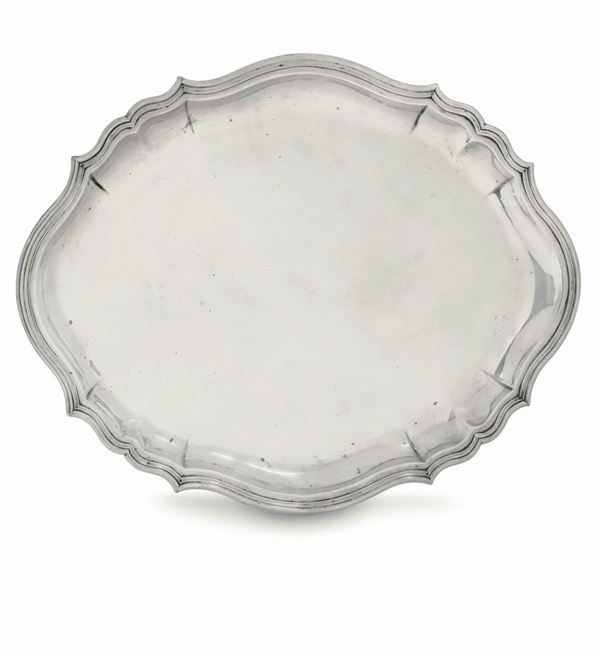 Piatto da portata ovale in argento. Argenteria italiana del XX secolo