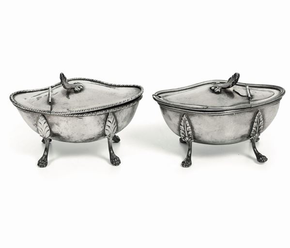Coppia di salsiere in argento. Marchi ad imitazione dell’argenteria inglese, XX secolo