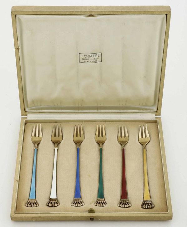 Servizio composto da sei forchettine da dolce in argento dorato e smalti colorati entro custodia. Danimarca XX secolo.