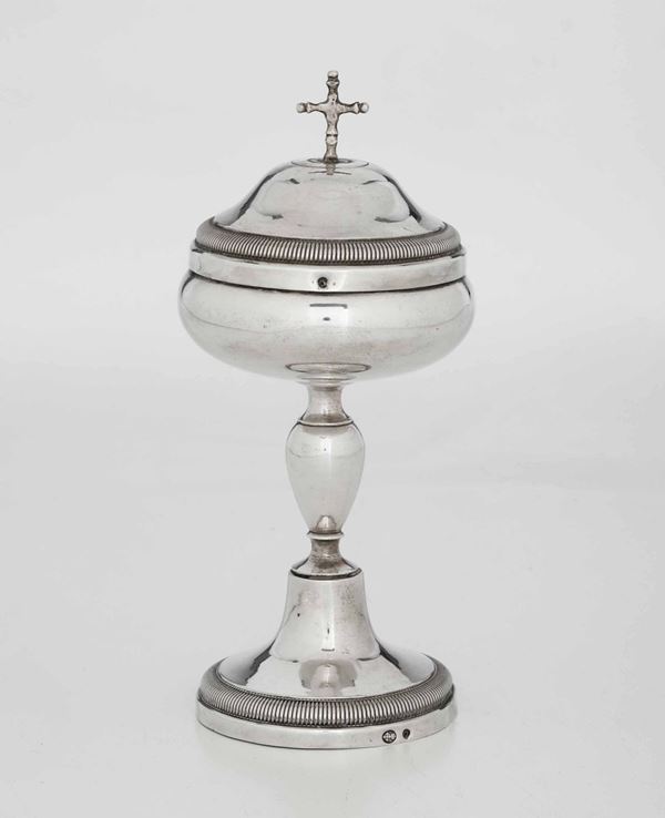 Pisside in argento fuso, sbalzato e cesellato Argenteria genovese del XIX secolo