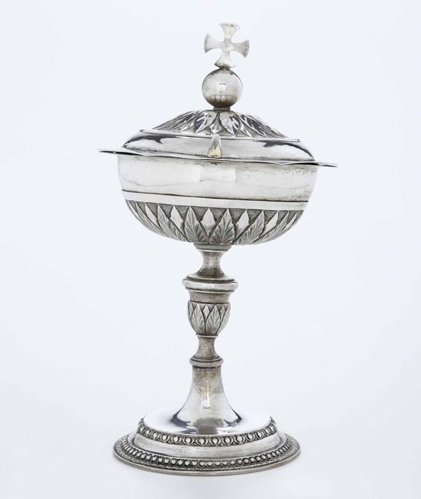 Pisside in argento fuso, sbalzato e cesellato Argenteria italiana del XIX secolo.
