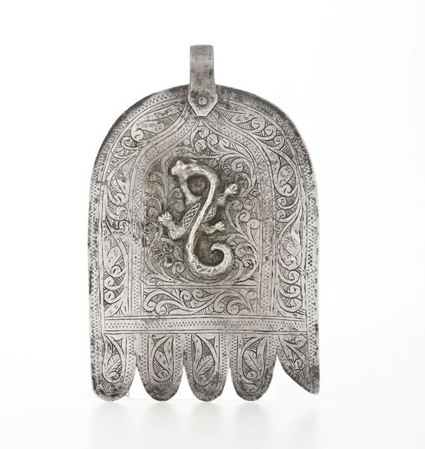 Amuleto in argento fuso, sbalzato e cesellato. Nord Africa (Marocco?) XX secolo.