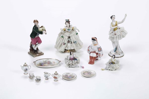 Un servizietto da tè in miniatura e sei figurine Francia e Germania, fine XIX e XX secolo