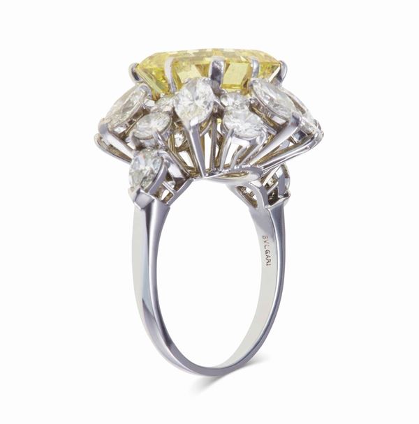 Bulgari.  â€œLa dolce vitaâ€ anello con diamante fancy vivid yellow di ct 7.74 e diamanti