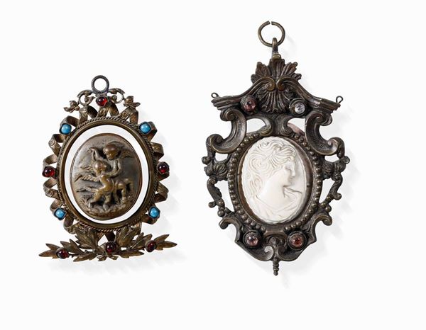 Due pendenti in metallo fuso e pietre dure contenenti cammei di gusto neoclassico Manifattura del XVIII-XIX secolo