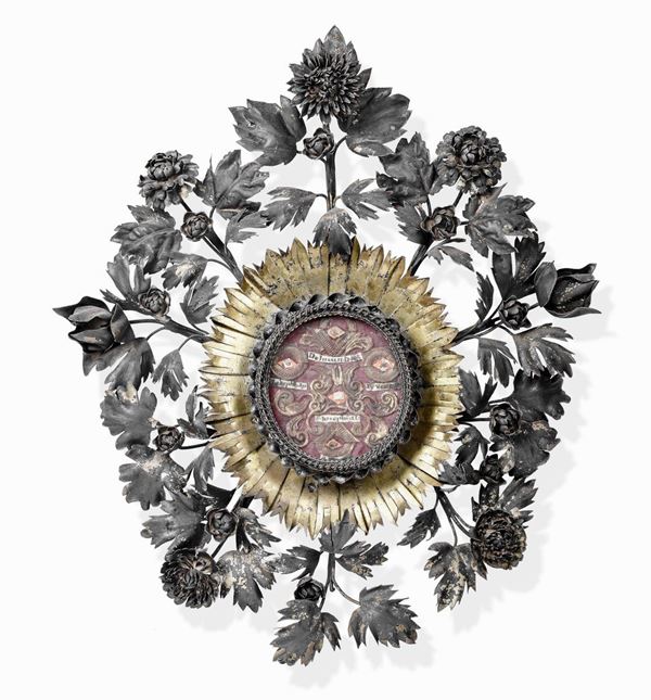 Reliquiario con cornice in lamina d'argento sbalzato, cesellato e dorato Manifattura italiana del XVIII secolo