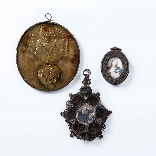 Tre pendenti. Argento e metallo dorato. Italia XVIII-XIX secolo