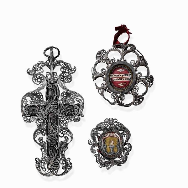 Due pendenti e una croce stauroteca in filigrana d'argento Manifattura italiana del XVIII secolo