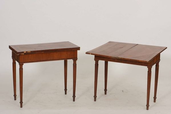 Due tavolini in legno di ciliegio e cartella di ciliegio, con coperchio apribile e ruotabile.  Veneto, XVIII-XIX secolo